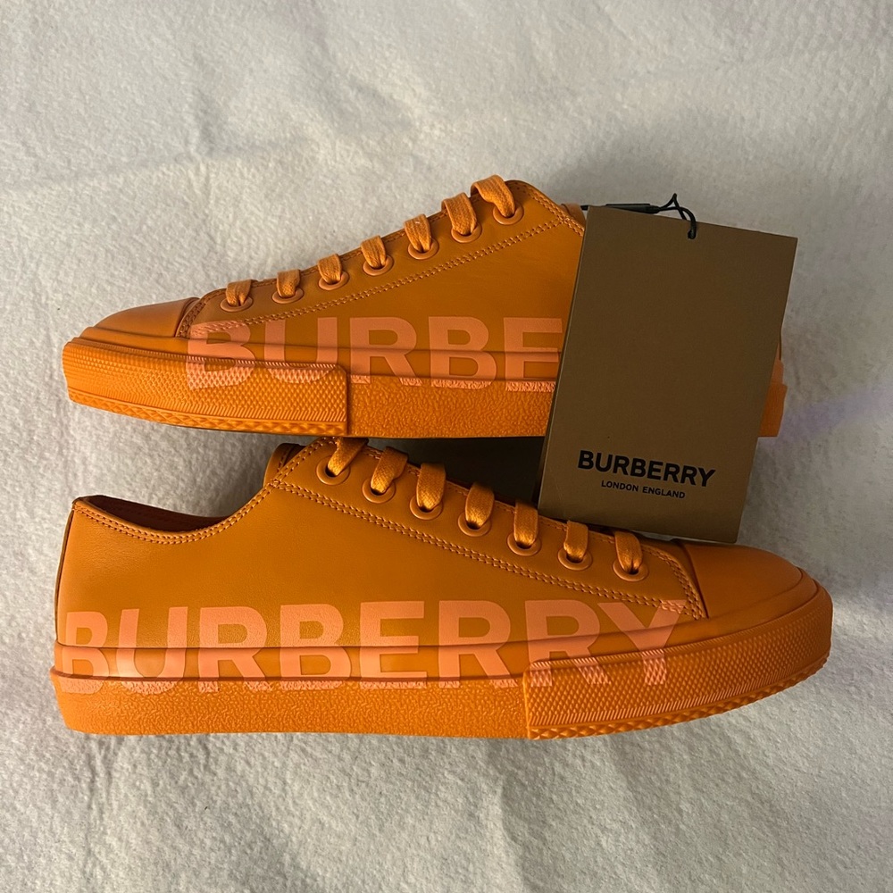 Burberry / EUR-42 US-9 / Orange